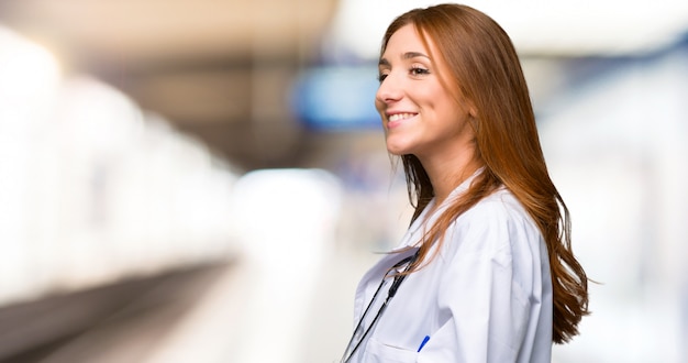 Doctora pelirroja en posición lateral en el hospital.