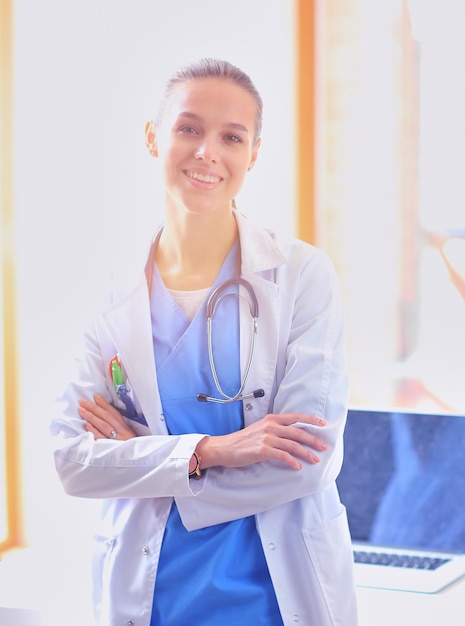 Doctora de pie cerca de la ventana en el hospital