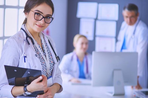 Doctora de pie con estetoscopio en el hospital