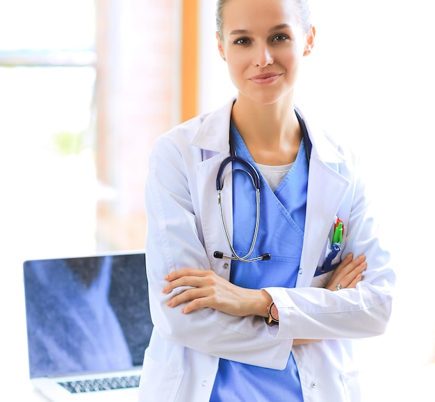 Doctora de pie con estetoscopio médico en el hospital