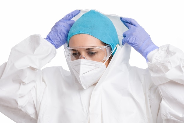 Doctora poniéndose un PPE