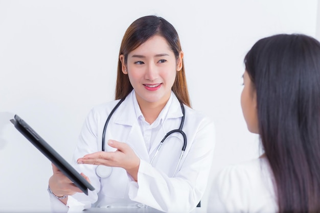 Doctora profesional asiática da sugerencia de información sanitaria a su paciente