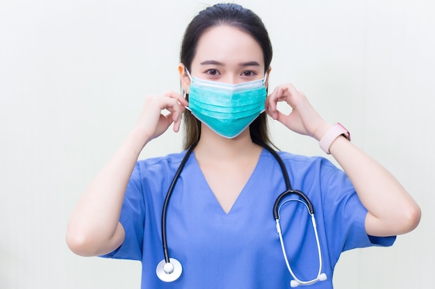 La doctora profesional asiática lleva mascarillas médicas para protegerse del coronavirus19