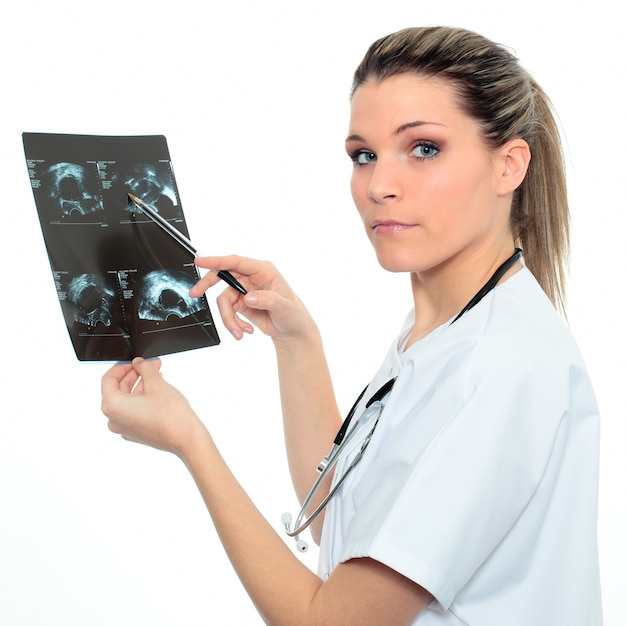 Doctora con radiología de rayos x en el hospital