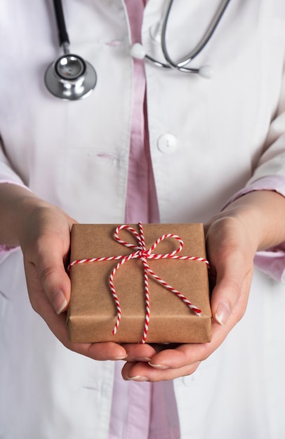 Doctora con regalo de Navidad