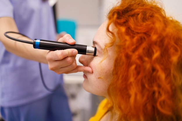 Una doctora revisando la presión ocular de su paciente