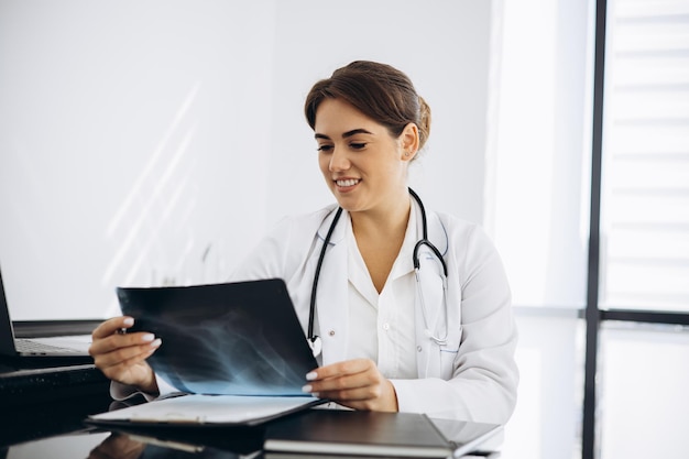 Doctora revisando radiografías en el hospital