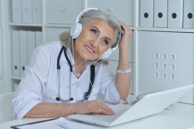 Doctora senior trabajando en su gabinete