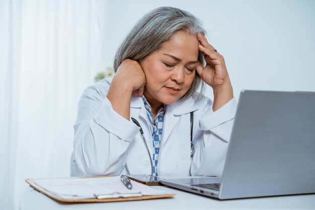 Doctora Senior usando laptop