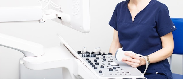 Doctora sentada en la oficina en un hospital haciendo diagnóstico de ultrasonido