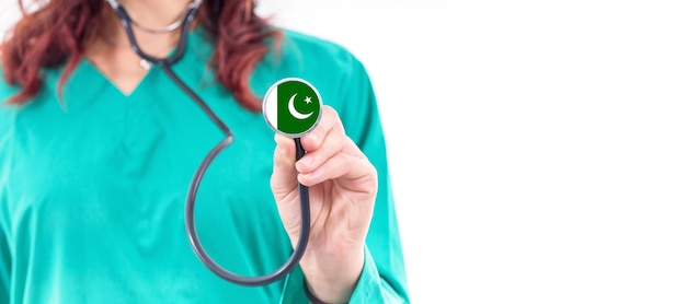 Doctora del sistema nacional de salud de Pakistán con estetoscopio