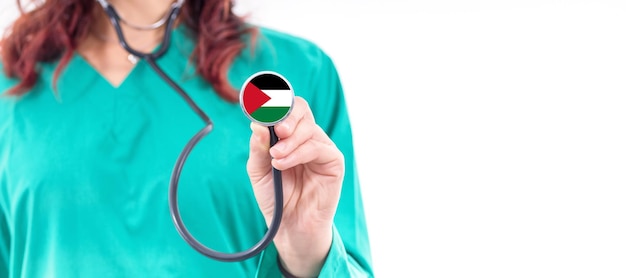 Doctora del sistema nacional de salud de Palestina con estetoscopio