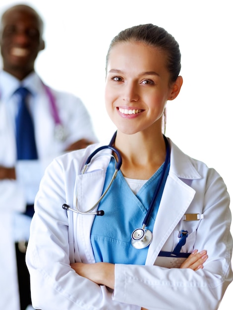 Una doctora sonriente con una carpeta en uniforme en el interior