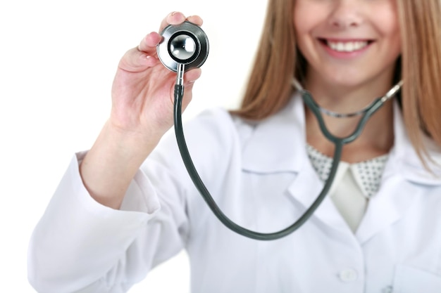 Doctora sonriente con una carpeta en uniforme de pie en hospi