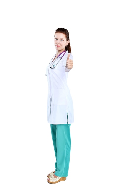 Doctora sonriente con una carpeta en uniforme de pie en el hospital