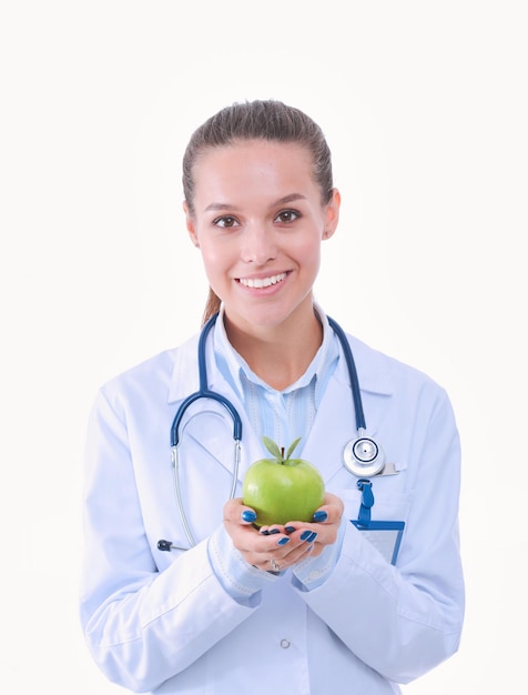 Doctora sonriente con una manzana verde
