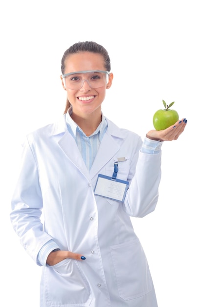 Doctora sonriente con una manzana verde