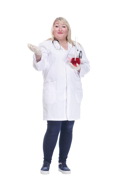 Doctora sonriente con un matraz de laboratorio aislado