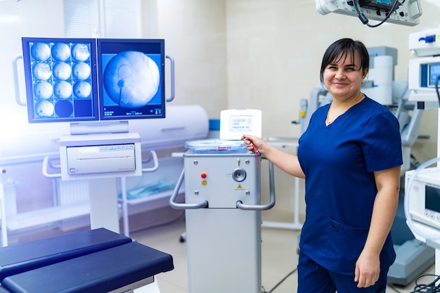 Doctora sonriente mirando a la cámara