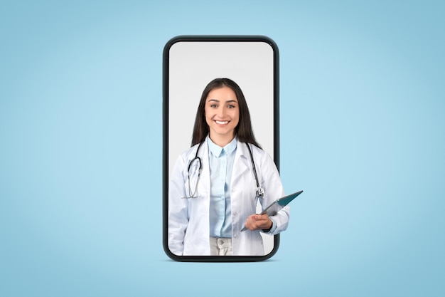 Doctora sonriente en la pantalla de la aplicación con portapapeles
