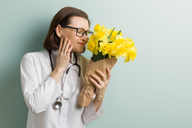 Doctora sonriente con ramo de flores