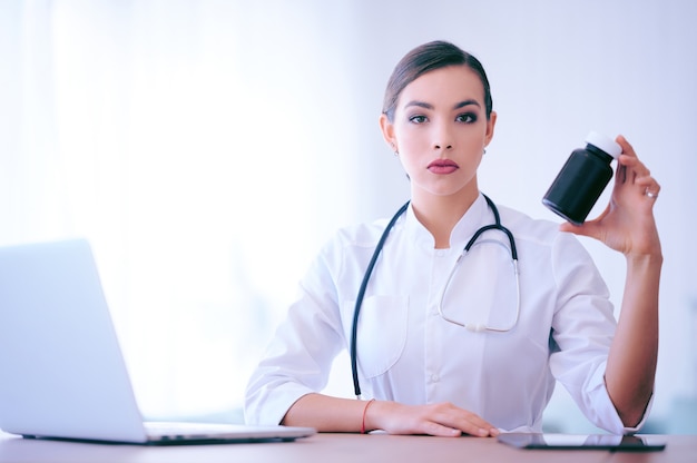 Doctora sosteniendo el paquete con pastillas. Trabajador del hospital con vitaminas