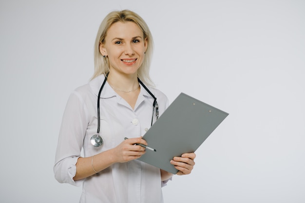 Doctora sosteniendo un portapapeles aislado sobre un blanco