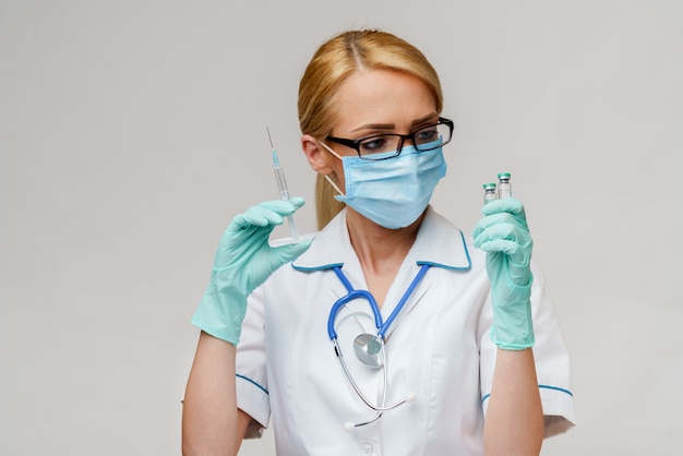 Doctora sosteniendo el tubo con la vacuna