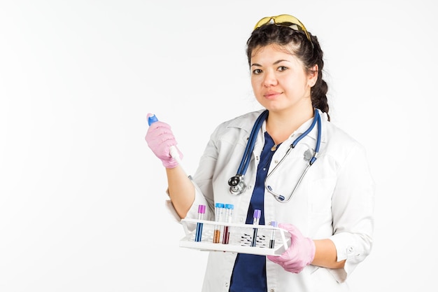 Una doctora sostiene un frasco de medicina en las manos es una asistente de laboratorio Fondo blanco Asistente de laboratorio de medicina