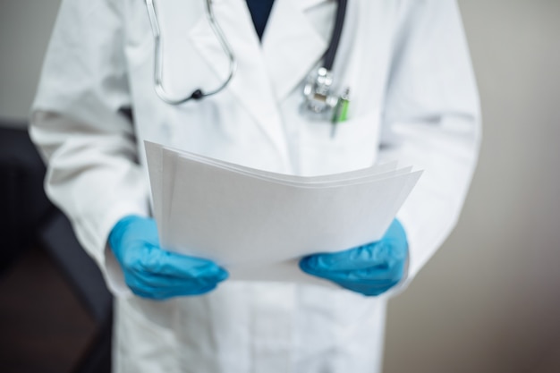 Foto doctora en su uniforme con un estetoscopio