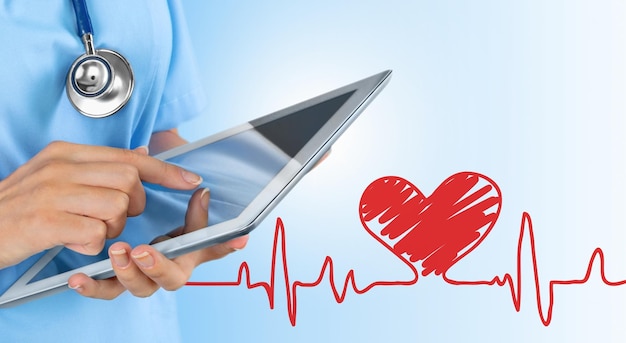 Doctora con tablet PC en el hospital