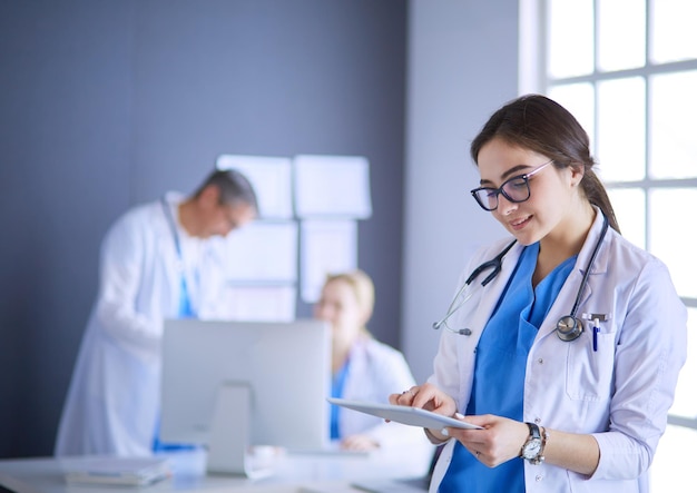 Doctora con tablet PC en el vestíbulo del hospital