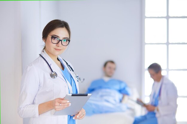 Doctora con tablet PC en el vestíbulo del hospital