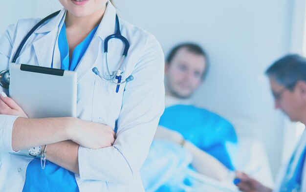 Foto doctora con tablet pc en el vestíbulo del hospital