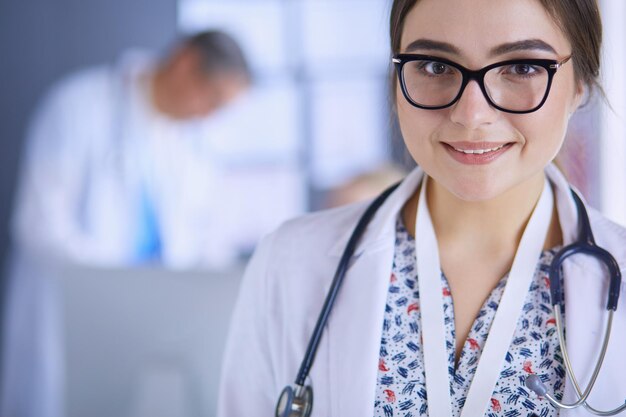 Doctora con tablet PC en el vestíbulo del hospital