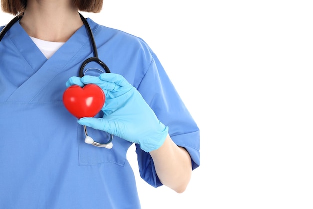 Doctora tiene corazón aislado sobre fondo blanco.