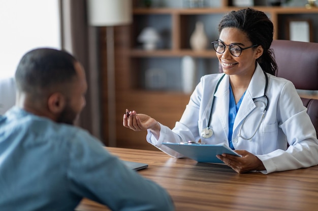 Doctora tomando anamnesis de un paciente de Oriente Medio