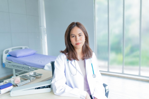 Una doctora trabaja en una oficina en un hospital o clínica Mujer sonriente y segura