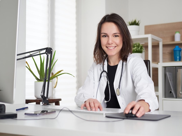 Foto doctora trabajando en el escritorio de la oficina