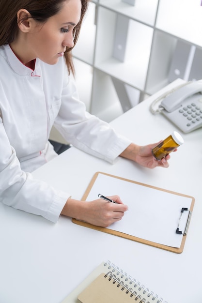 Foto doctora en el trabajo