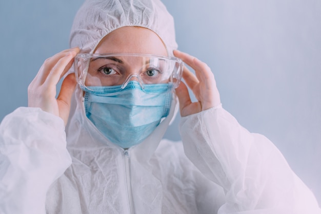 Foto doctora en un traje de protección.