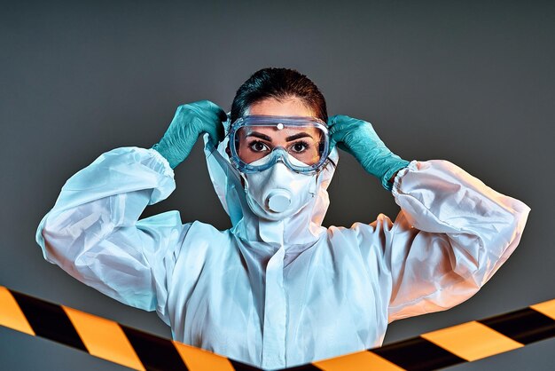 Doctora con traje protector para luchar contra la pandemia Traje protector googles guantes respirador