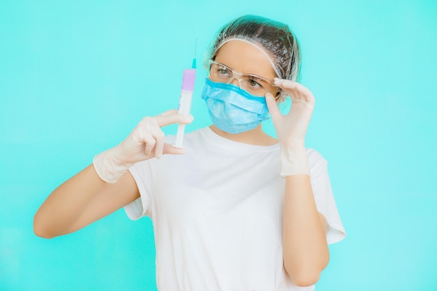 Doctora en trajes y máscaras protectoras.