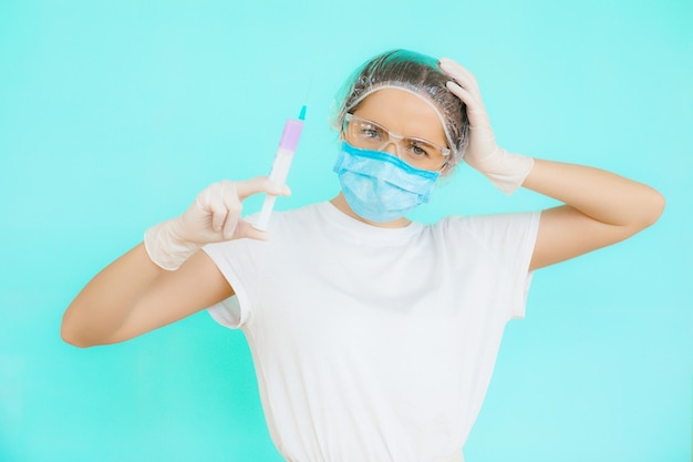 Doctora en trajes y máscaras protectoras.