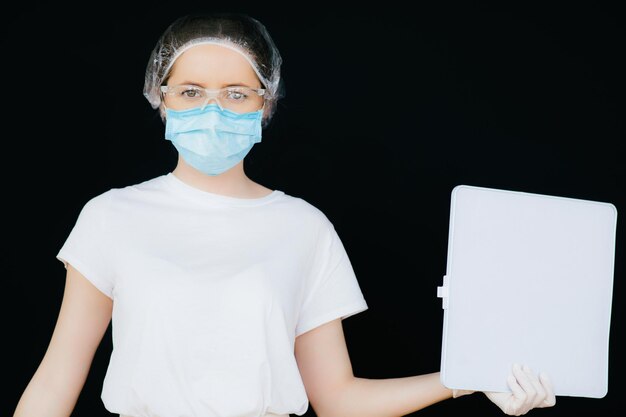 Doctora en trajes protectores y máscara.