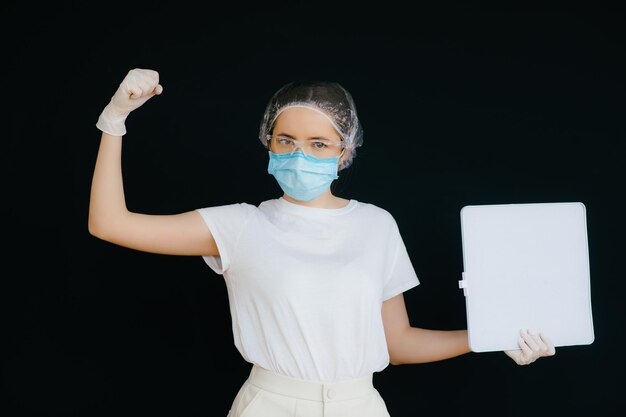 Doctora en trajes protectores y máscara.