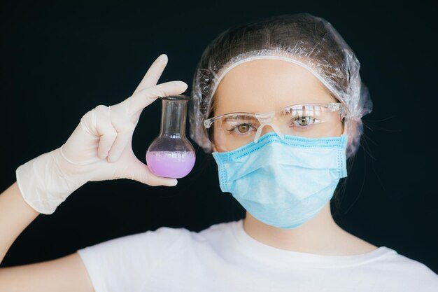 Doctora en trajes protectores y máscara.