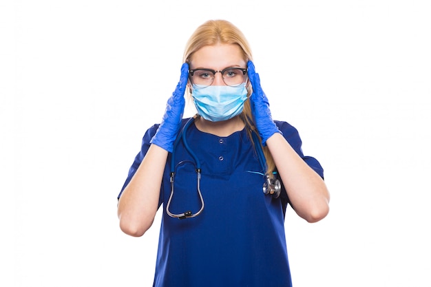 Doctora en uniforme azul y guantes