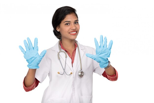 Doctora usa guantes médicos.