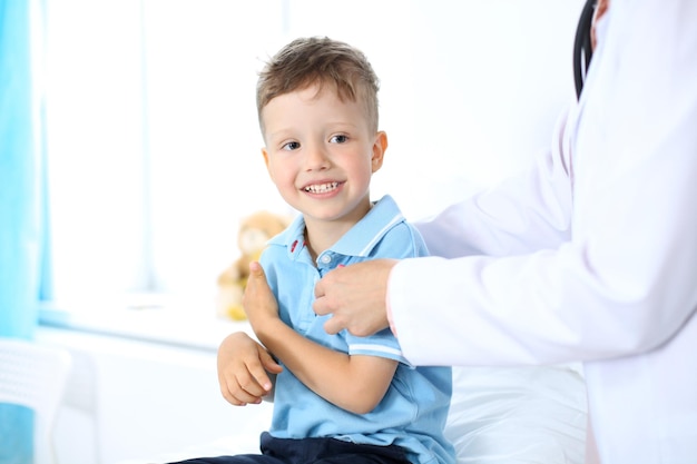 Doctora usando una tableta digital primer plano de las manos Concepto de atención médica o terapia infantil